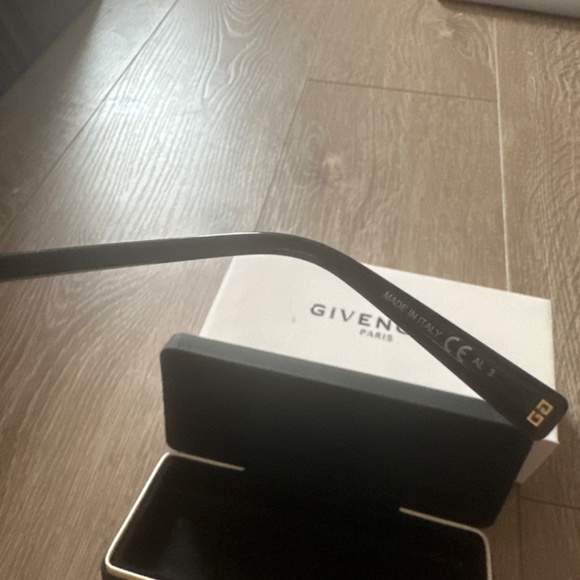 Givenchy sunglases - Picture 4 of 5